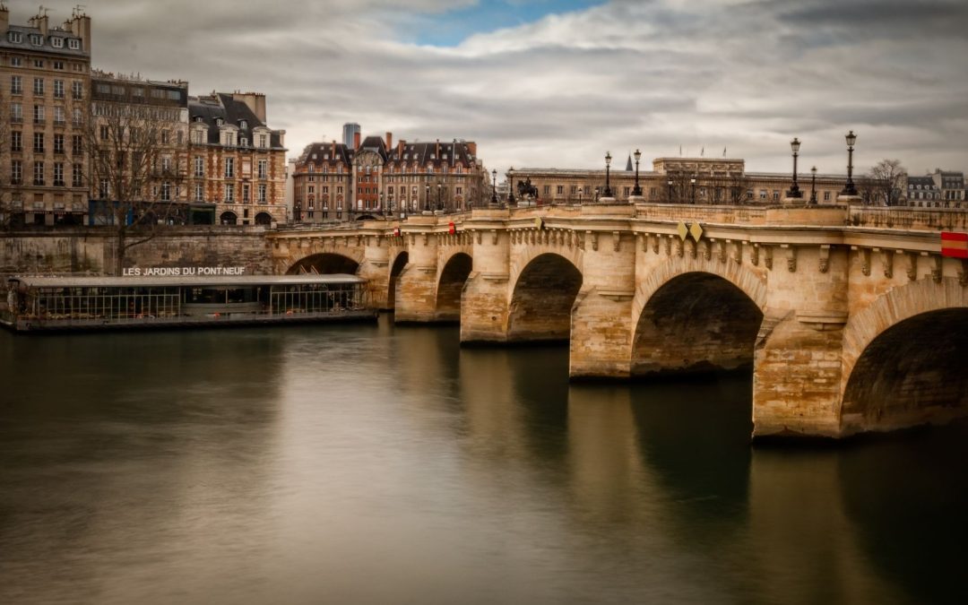 Le Paris souterrain : Exploration des catacombes et leurs histoires cachées